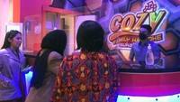 Jam tempat hiburan malam dibatasi sampai jam 22.00 WIB. Pengujung pun diwajibkan memakai masker.