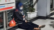 Cerita di Balik Foto Viral Ibu Hamil Kelelahan Gegara Eskalator KRL Mati