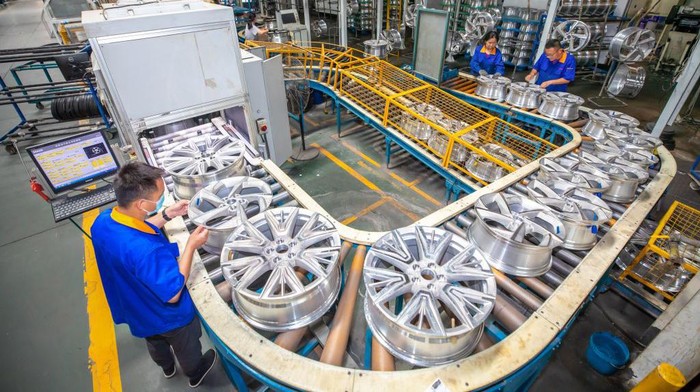 Ini Foto-foto Pabrik Velg Made In China di Yuncheng YUNCHENG, CHINA - JUNE 08: An employee works on the production line of aluminum alloy wheel hubs at a factory on June 8, 2022 in Yuncheng, Shanxi Province of China. (Photo by Yan Xin/VCG via Getty Images)