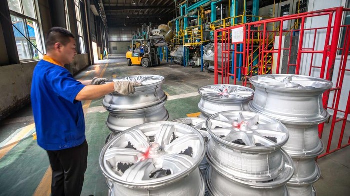 Ini Foto-foto Pabrik Velg Made In China di Yuncheng YUNCHENG, CHINA - JUNE 08: An employee works on the production line of aluminum alloy wheel hubs at a factory on June 8, 2022 in Yuncheng, Shanxi Province of China. (Photo by Yan Xin/VCG via Getty Images)