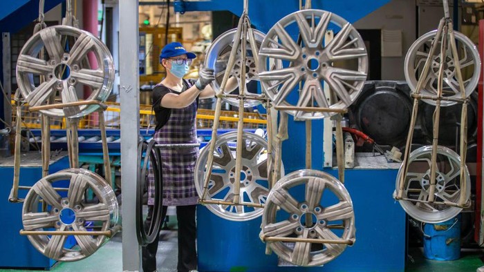 Ini Foto-foto Pabrik Velg Made In China di Yuncheng YUNCHENG, CHINA - JUNE 08: An employee works on the production line of aluminum alloy wheel hubs at a factory on June 8, 2022 in Yuncheng, Shanxi Province of China. (Photo by Yan Xin/VCG via Getty Images)
