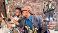Jambiya dipandang sebagai barang berharga, dan sering diturunkan dari generasi ke generasi dalam sebuah keluarga. Nilainya diukur dengan berapa umurnya, suku mana yang memilikinya, dan hewan apa yang digunakan untuk membuat gagangnya.
