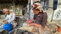 Para pekerja dengan hati-hati mengasah pisau pendek yang digunakan dalam pembuatan belati tradisional. Dikenal sebagai Jambiya - dari kata Arab yang berarti sisi - melengkung dengan gagang yang dihias dengan hiasan menjadi bagian dari budaya Yaman selama bertahun-tahun.