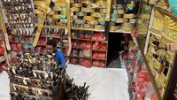 Seorang pedagang menyortir belati tradisional, yang dikenal sebagai Jambiya, di tokonya di Sanaa, Yaman.