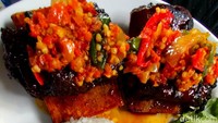 Tak hanya asyik untuk nongkrong dan foto-foto, kafe ini juga menyediakan beragam menu makanan, mulai dari minuman sehat hingga makanan berat. Salah satu menu makanan yang paling diminati di kafe ini adalah iga bakar rawitan. Rasa iganya yang empuk membuat menu makanan ini menjadi menu populer di CoreGarden.