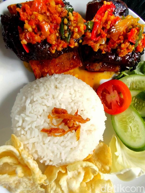 Tak hanya asyik untuk nongkrong dan foto-foto, kafe ini juga menyediakan beragam menu makanan, mulai dari minuman sehat hingga makanan berat. Salah satu menu makanan yang paling diminati di kafe ini adalah iga bakar rawitan. Rasa iganya yang empuk membuat menu makanan ini menjadi menu populer di CoreGarden. Tak hanya asyik untuk nongkrong dan foto-foto, kafe ini juga menyediakan beragam menu makanan, mulai dari minuman sehat hingga makanan berat. Salah satu menu makanan yang paling diminati di kafe ini adalah iga bakar rawitan. Rasa iganya yang empuk membuat menu makanan ini menjadi menu populer di CoreGarden.
