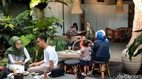 Menu makanan dan minuman yang tersedia di kafe ini dibanderol dengan harga Rp 20 ribu hingga Rp 65 ribu.