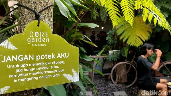 Sebagai informasi, kafe ini buka dari pukul 10.00 hingga pukul 21.00 WIB. Bagaimana, tertarik untuk mengunjungi kafe ini?
