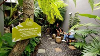 CoreGarden menambah daftar kafe yang menarik untuk dikunjungi saat berwisata ke Garut. Kafe yang menyuguhkan suasana alam khas hutan yang sejuk dan nyaman ini berada di Jalan Raya Samarang, Kecamatan Tarogong Kaler, Garut. Lokasinya cukup dekat dengan objek wisata Cipanas serta kawasan pusat perkotaan Garut.