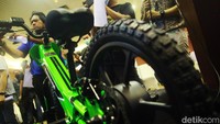 Mengusung warna lime green, sepeda listrik ini bisa dipakai anak-anak berusia 3 sampai 8 tahun. 