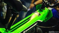 Motor listrik 250 watt sebagai penggerak. Tidak ada knalpot yang keras dan tidak ada rantai seperti minibike tradisional.