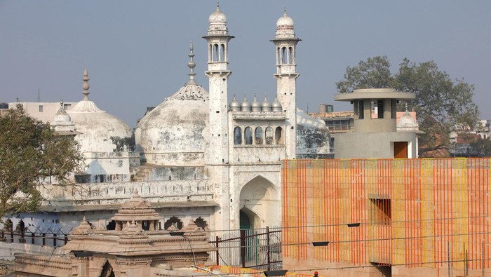 Ini Masjid Gyanvapi yang Memicu Ucapan Kontroversi Politikus India FILE PHOTO: A worker stands on a temple rooftop adjacent to the Gyanvapi Mosque in the northern city of Varanasi, India, December 12, 2021. REUTERS/Pawan Kumar/File Photo