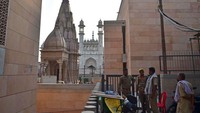 Masjid Gyanvapi bercat putih, dikelilingi areal kompleks yang cukup luas. Terlihat gaya arsitektur masjid sangat kontras dengan sekelilingnya.  (Sanjay Kanojia/AFP via Getty Images)