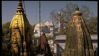 Puncak emas kuil Hindu Vishwanath membingkai Masjid Gyanvapi. Kawasan ini yang dipersengketakan, diperdebatkan hingga Nupur Sharma melontarkan kemarahan yang menghina Nabi Muhammad. (Getty Images/Robert Nickelsberg)