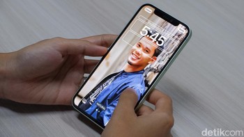 Fitur utama iOS 16 adalah Lock Screen. Tak hanya tampilannya berubah, kita bisa melakukan penyesuaian sesuai keinginan. Foto: Adi Fida Rahman/detikINET