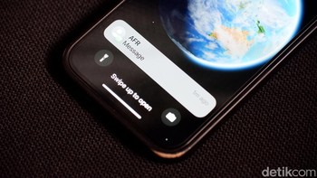 Notifikasi tidak memenuhi layar. Kini berada di bagian bawah. Foto: Adi Fida Rahman/detikINET