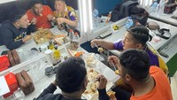 Jadwal menjadi presenter yang padat membuat Irfan Hakim sering berada di ruang tunggu studio. Begini momennya bersama rekan artis lainnya ketika menikmati nasi bungkus. Foto: Instagram @irfanhakim75