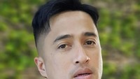 Irfan Hakim, presenter lucu yang kerap membawakan program acara televisi. Sejak kemarin dirinya menjadi topik hangat karena dilarikan ke rumah sakit setelah makan keripik pedas dari Tanboy Kun. Foto: Instagram @irfanhakim75