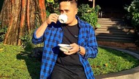 Selain mencoba keripik pedas, Irfan Hakim juga sering membagikan momen kulinernya yang seru. Salah satu momen diri nya saat santai menikmati segelas minuman hangat juga ia bagikan. Foto: Instagram @irfanhakim75