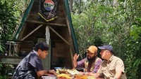 Bersama temannya, Irfan Hakim terlihat makan di restoran yang sekelilingnya hutan. Ia tampak menikmati sate hingga gorengan. Foto: Instagram @irfanhakim75