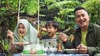 Presenter lucu ini juga pernah membagikan momennya menikmati mie di halaman rumahnya. Ia ditemani oleh istri dan anaknya. Foto: Instagram @irfanhakim75