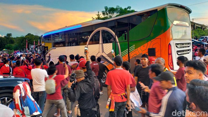 Jalan masuk Stadion Gelora BJ Habibie Parepare satu akses untuk penonton dan tim ofisial.
