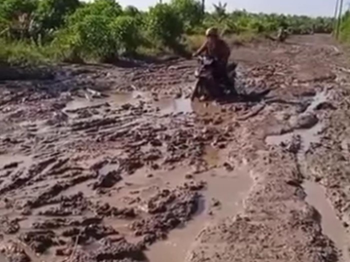 Jalan rusak di Labuhanbatu