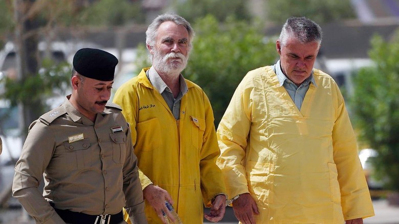 Jim Fitton, turis Asal Inggris yang dihukum 15 tahun penjara di Irak karena mencuri benda antik. Jim Fitton, turis Asal Inggris yang dihukum 15 tahun penjara di Irak karena mencuri benda antik. Dia didakwa melakukan penyelundupan berdasarkan undang-undang barang antik negara itu.