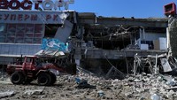 Penampakan mal di Kharkiv yang rusak berat akibat dihantam rudal Rusia di tengah perang yang berkecamuk di Ukraina, Rabu (8/6/2022) waktu setempat. 