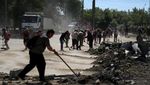 Kala Warga Bersihkan Mal di Kharkiv yang Rusak Dirudal Rusia