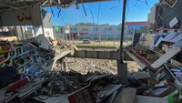 Begini kondisi di bagian dalam supermarket yang berada di dalam mal yang hancur akibat serangan Rusia di Kharkiv. 