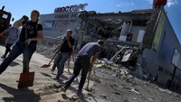Sejumlah warga membersihkan puing-puing dari supermarket di pusat perbelanjaan yang rusak berat akibat serangan rudal Rusia di Kharkiv, Ukraina, Rabu (8/6/2022). 