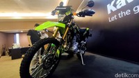 Pertama adalah Kawasaki KLX230S yang tampil dengan penyempurnaan yang lebih agresif, motor ini semakin menonjol dari pendahulunya.