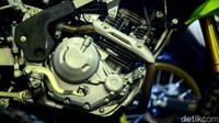 Dengan kapasitas mesin yang sama digunakan KLX230SM, ada tiga fitur utama yang ditawarkan motor trail ini, yaitu tenaga yang lebih stabil, rugged chassis dan high-performance capability.