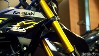Bicara kaki-kaki, KLX230SM dibekali suspensi depan jenis upside down dan model unitrak di belakang. Diameter roda depan dan belakangnya memakai ukuran 17 inci.  
