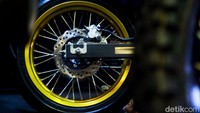 Velg depan 3 inci dan belakang 3,5 inci menandakan velg motor ini berukuran lebih lebar disbanding tipe KLX di bawahnya.