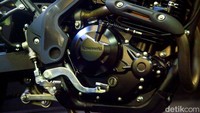 Motor ini dibanderol dengan harga Rp 54.500.000,- dan mengusung warna lime green, ebony, dan oriental blue.