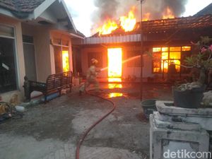 Rumah Pembuat Patung Cor Kuningan di Jombang Ludes Terbakar