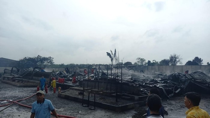 Kebakaran di pabrik tiner, Curug, Kabupaten Tangerang