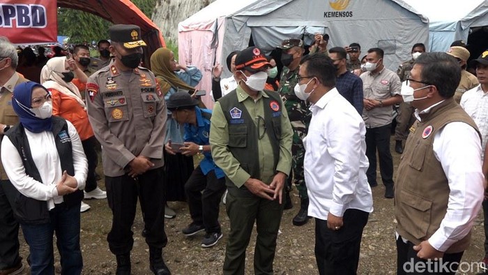 Kepala BNPB Letjen TNI Suharyanto meninjau lokasi pengungsian gempa Mamuju, Sulbar.