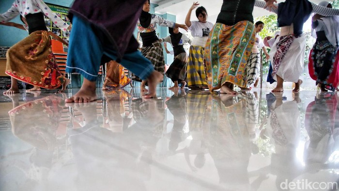 Keseruan Anak-anak Belajar Tari Tradisional di RPTRA Karet Tengsin Sejumlah anak belajar menari tradisional di RPTRA Segas Berseri Karet Tengsin, Tanah Abang, Jakarta. Yuk kita lihat keseruannya.