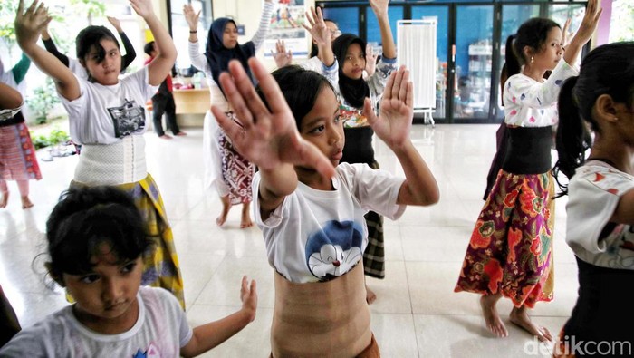 Anak-anak tari tradisional di Kecamatan Ngadiluwih sedang berlatih