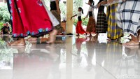 Mereka terlihat mengikuti arahan pelatih.