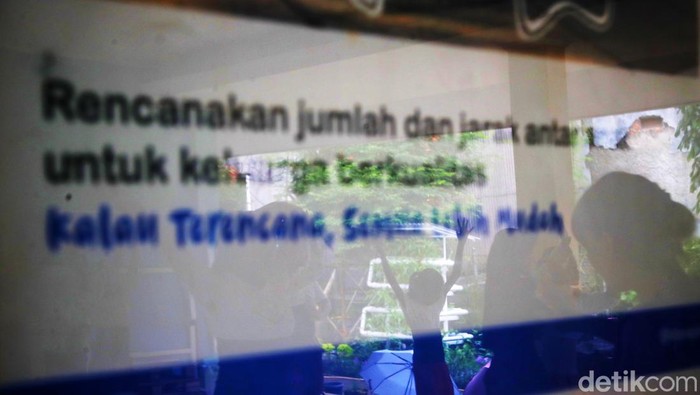 Keseruan Anak-anak Belajar Tari Tradisional di RPTRA Karet Tengsin Sejumlah anak belajar menari tradisional di RPTRA Segas Berseri Karet Tengsin, Tanah Abang, Jakarta. Yuk kita lihat keseruannya.
