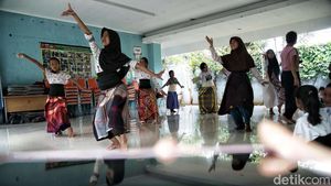 Keseruan Anak-anak Belajar Tari Tradisional di RPTRA Karet Tengsin