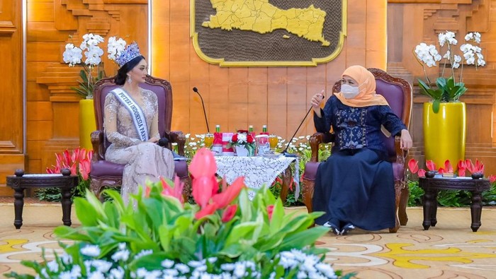Khofifah temui Putri Indonesia Pariwisata 2022 Adinda Chresselia.