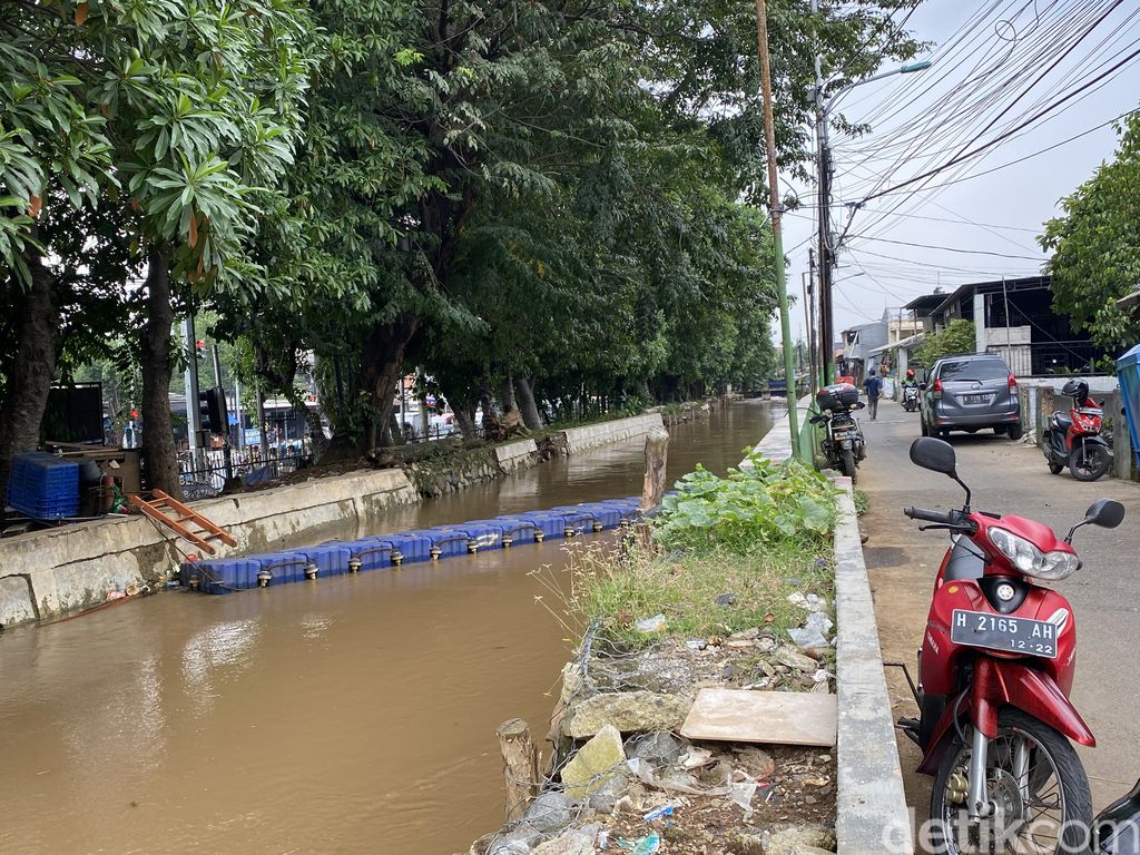 Kondisi tanggul di Kali Baru, kawasan pertigaan Hek, Kramat Jati, Jakarta Timur, 9 Juni 2022. (Annisa Rizky Fadhila/detikcom)