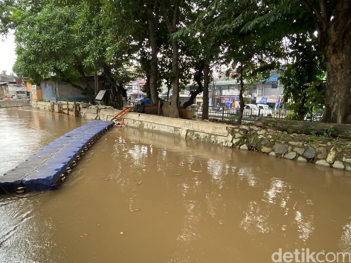Kondisi tanggul di Kali Baru, kawasan pertigaan Hek, Kramat Jati, Jakarta Timur, 9 Juni 2022. (Annisa Rizky Fadhila/detikcom)