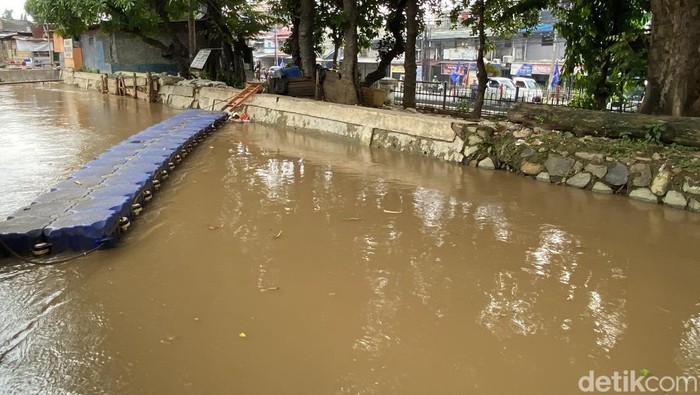 Kondisi tanggul di Kali Baru, kawasan pertigaan Hek, Kramat Jati, Jakarta Timur, 9 Juni 2022. (Annisa Rizky Fadhila/detikcom)