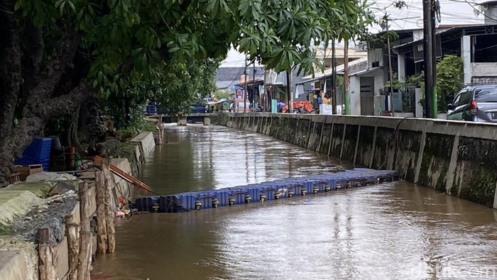 Kondisi tanggul di Kali Baru, kawasan pertigaan Hek, Kramat Jati, Jakarta Timur, 9 Juni 2022. (Annisa Rizky Fadhila/detikcom)
